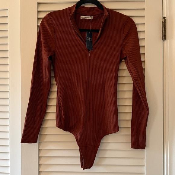✨Abercrombie & Fitch Rust Ribbed Bodysuit —Long Sleeve Zip Mock Neck Medium NWT✨ - Picture 2 of 7